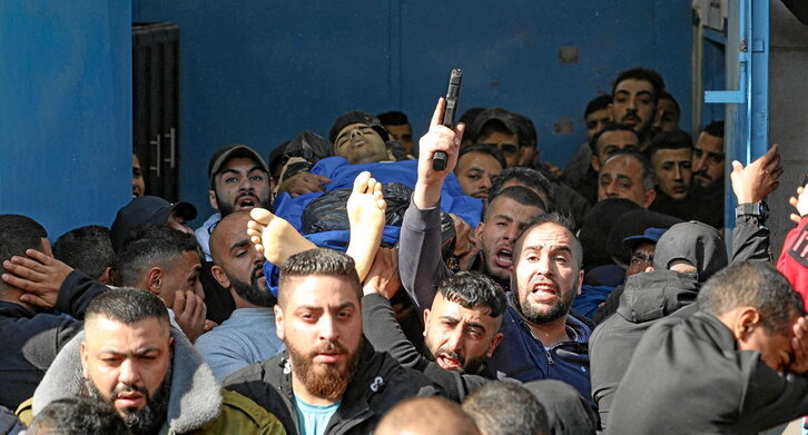 Un palestino dispara al aire su arma durante el funeral de una de las víctimas de la mortal redada israelí de Jenin.