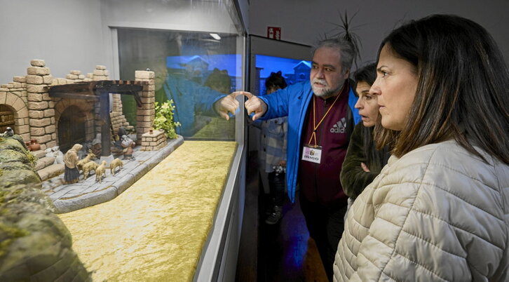 La consejera Beatriz Artolazabal visitó la exposción de belenes junto a su asesora y burukide del EBB, Nerea Melgosa, y un guía.