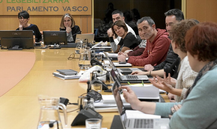 Maddalen Iriarte y Nerea Kortajarena presidieron la reunión del grupo parlamentario de EH Bildu en Gasteiz.