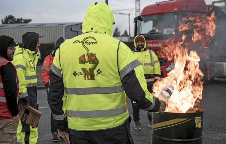 Baionako portua goizeko lehen ordutik blokeatu zuten.