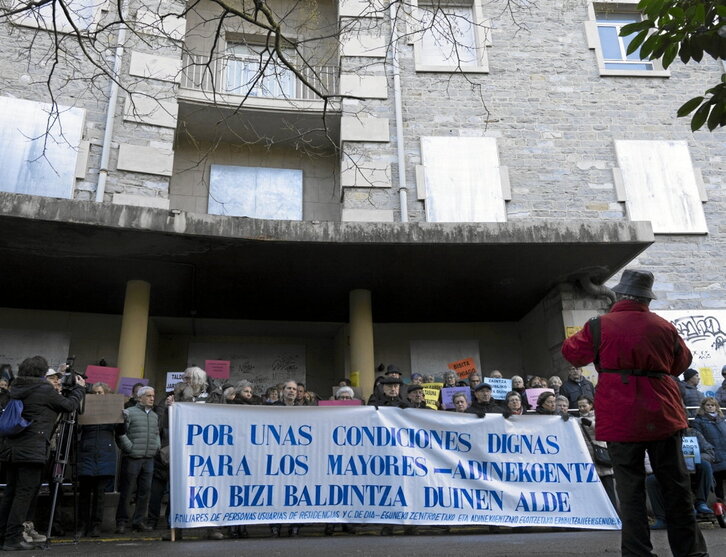 Concentración celebrada este jueves frente a la Clínica Arana de Gasteiz.