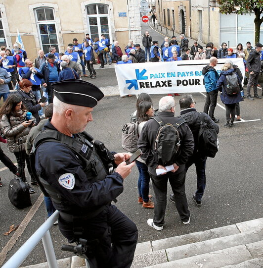 Euskal Herritik heldutako herritar anitzen babesa jaso zuten Akizen auzipetutako ekintzaileek.