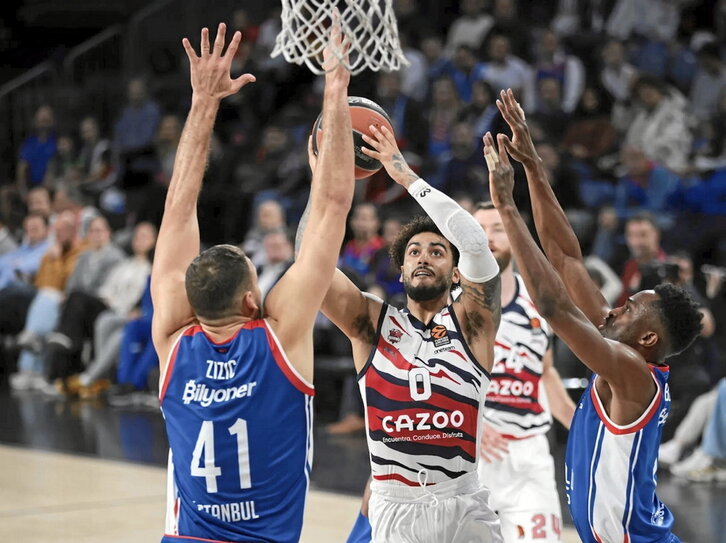 Saski Baskonia batió a Anadolu Efes en Estambul sin Pierriá Henry.