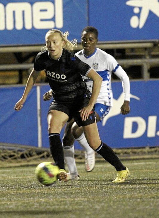 Jensen se lleva el balón en presencia de Monday.