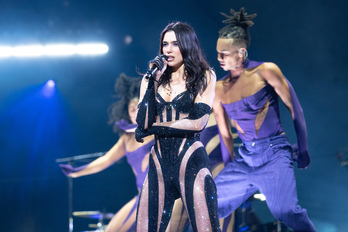 Dua Lipa 2022ko maiatzean O2 Arenan eskaini zuen kontzertu batean.