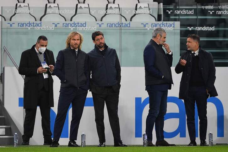El ex vicepresidente Pavel Nedved (segundo desde la izquierda) y el ex presidente Andrea Agnelli (a su lado) antes de un partido de la Serie A. 