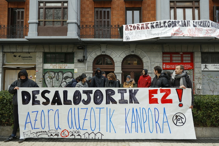 Concentración de protesta frente a la vivienda que desalojará Azora.