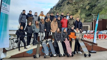 Foto de familia de los y las estudiantes de Mondragon con sus monopatines.
