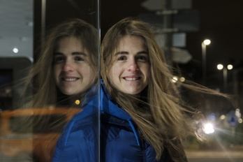 Malen Osa mendi korrikalaria Gara egunkariko egoitzaren atarian.