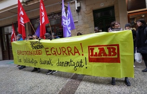 Concentración de LAB en el bar Senra de Donostia contra la explotación laboral 