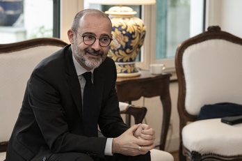 Julien Charles, prefecto de Pirineos Atlánticos, durante el encuentro con periodistas, en Baiona.