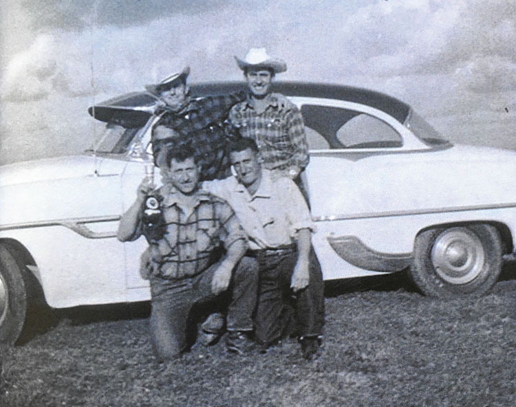 Alfredo Vergara, con raíces en Mezkiritz, posa junto con otros tres hombres en Bakersfield.