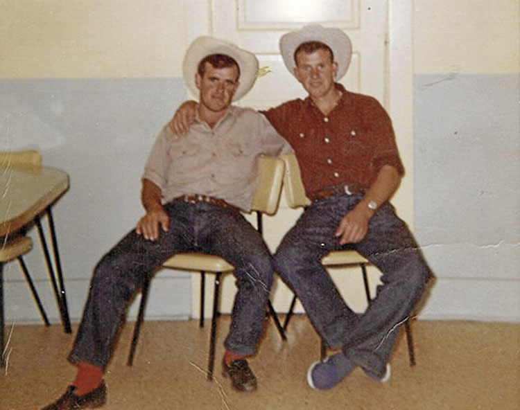 Luis Mari Espinal, de Erro, sentado con un amigo en Phoenix.