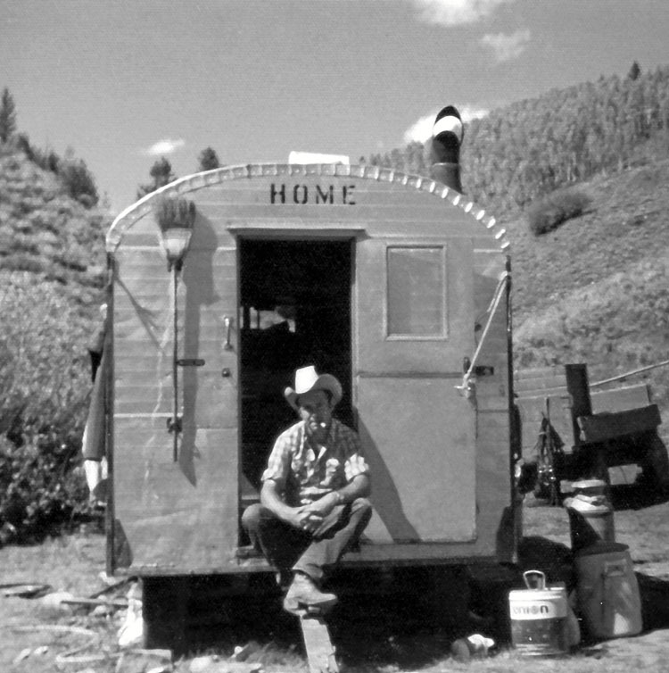 Un pastor vasco en la entrada del carrocampo en el que vivía mientras pastoreaba a su rebaño en tierras del Oeste americano.