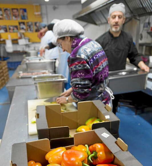 Iruñeko Paris 365 jantoki sozialeko sukaldariak lanean, artxiboko irudi batean.