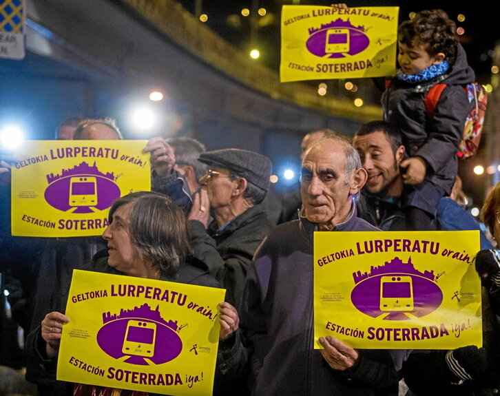 Movilización para exigir el soterramiento de Feve en Zorrotza.