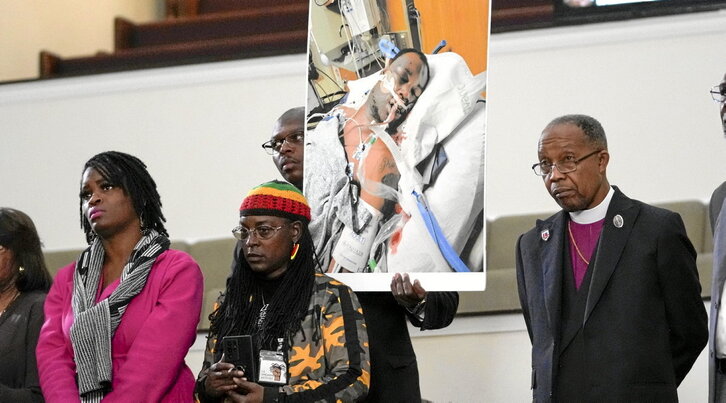 Familiares y amigos de Tyre Nichols durante una rueda de prensa en Memphis, Tennessee.