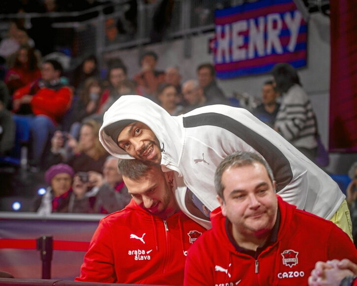 Pierriá Henry levantó al Buesa Arerna con su presencia en el banquilo.