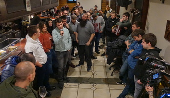 Bertso poteoak Azpeitiako tabernak hartu ditu eguerdian.