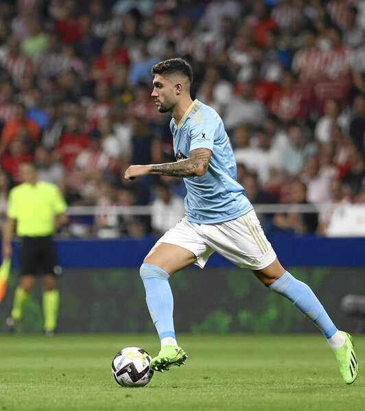 Unai Núñez conduce el balón en un partido liguero.