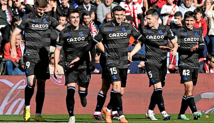 Barrenetxea celebra junto a Sorloth, Rico, Zubeldia y Marín el gol en Vallecas en su único partido como titular en un año.