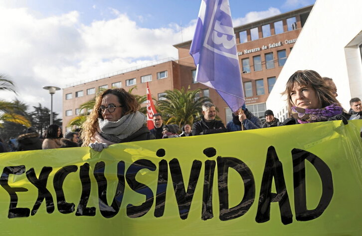 En la página anterior, protesta de LAB del pasado jueves junto a las consultas del hospital, trasladando su descontento sobre cómo se están llevando las negociaciones. Sobre estas líneas, dirección del Sindicato Médico