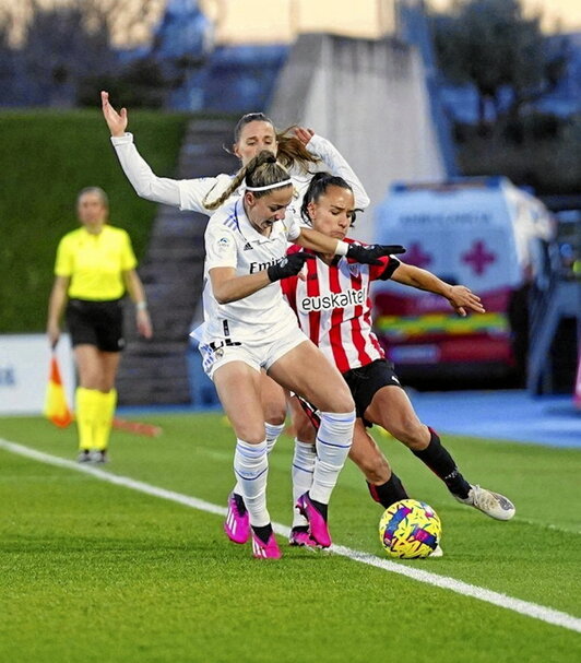 Nevado y Athenea pelean al límite por el balón.