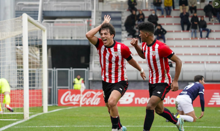 El centrocampista Unai Gómez celebra uno de los goles marcados en Lezama junto a Malcom Adu Ares.