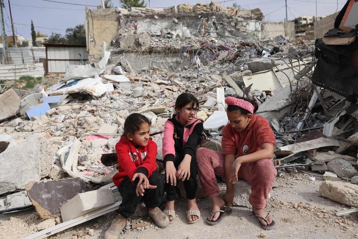 Unas niñas en los escombros de la casa familiar de Rateb Hatab Shukairat, demolida por los bulldozers israelíes.