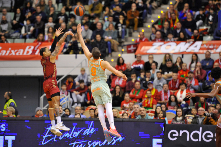 Vanja Marinkovic intenta frenar el lanzamiento del Murcia.