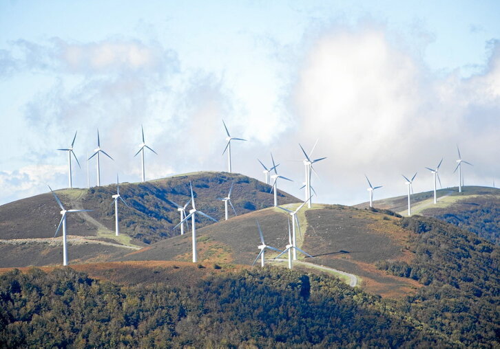 En la página anterior, parque eólico situado cerca de Oñati. Arriba, protesta de Arabako Mendiak Aske en Labraza.
