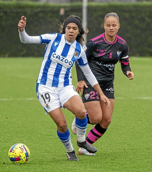 Andreia trata de controlar el balón.