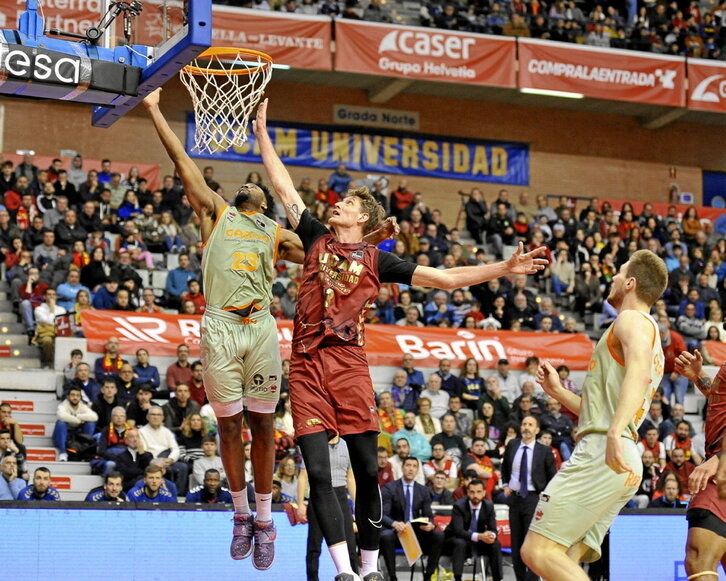 Steven Enoch intenta encestar ante la defensa murciana.