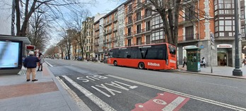 200 euros de multa en Bilbo por aparcar en paradas de transporte público.