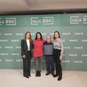 BBK aretoko eta ‘Eclipse total’ laneko antzezleak, aurkezpenean.