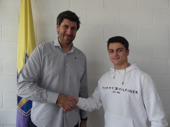 Tao Gey-Emparan Gurutz Aginagalde Bidasoa Iruneko presidentearekin akordioa sinatu berritan. 