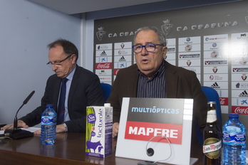 Ángel Ardanaz –a la derecha de Luis Sabalza– dejará de ser gerente de Osasuna a partir del próximo 15 de febrero.