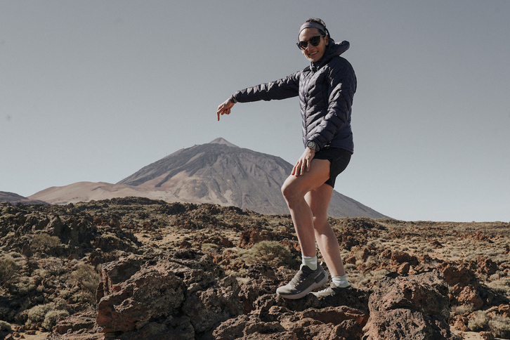 Oihana Kortazar señala la cima del Teide.