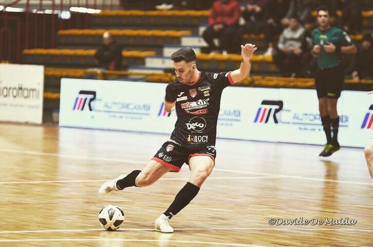 Álex García viene para cubrir la baja de Joao Miguel.