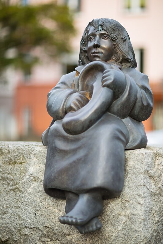 Escultura de ‘Momo’ ubicada en la Plaza Michael Ende de Hannover, Alemania. 