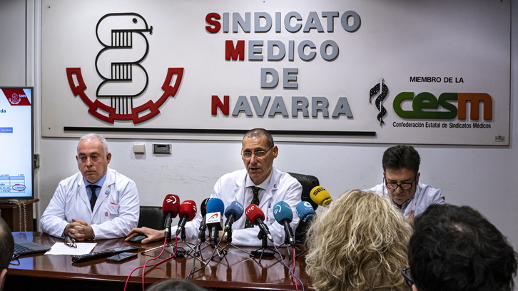 Los portavoces del Sindicato Médico, en su sede, reafirmándose en su movilización.