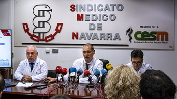 Los portavoces del Sindicato Médico, en su sede, reafirmándose en su movilización.