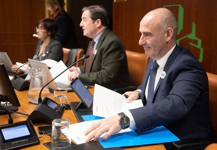 Andoni Aldekoa, director general de EiTB, en una reunión de la comisión de control.