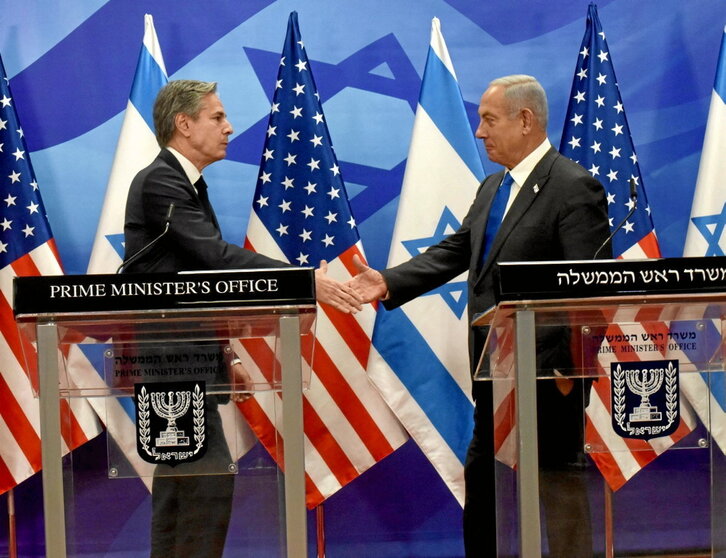 Antony Blinken saluda al primer ministro israelí, Benjamin Netanyahu.