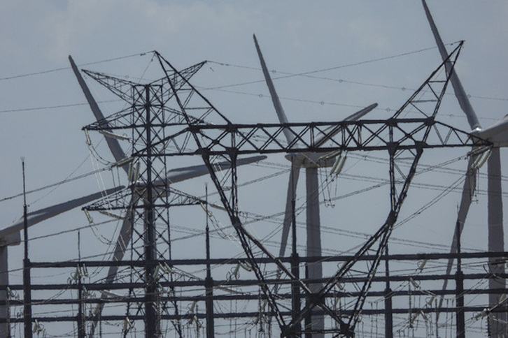 Tuterako eoliko eta eguzki energia instalazioa.