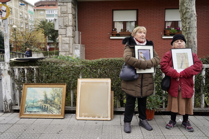 Dos mujeres con los enseres que han recogido de Nagusien Etxea.