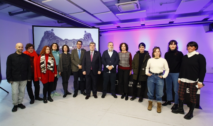 Alondegiko arduradunak, udal ordezkariak eta Alondegiko komunitateko artistak.