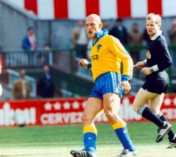 Derticya en un partido con el Cádiz en los noventa.