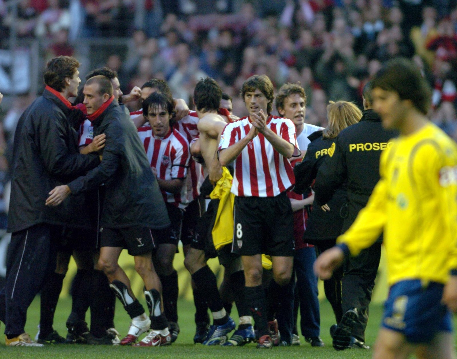 Julen Guerrero celebra con el resto de jugadores la victoria ante el C&aacute;diz en 2006. (Luis JAUREGIALTZO / FOKU)