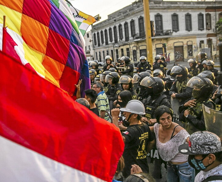Unas rocas bloquean una carretera de acceso a la ciudad de Puno (al fondo).